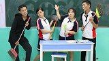 老师让同学班级大扫除，没想女同学用拖把画出一幅画，太有才了