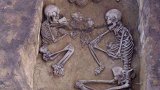 伊朗出土两具诡异尸骸：1男1女，紧紧贴在一起，相互拥吻2800年一起造梦家  顾家家居