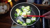 大白菜怎么做好吃，简单又好吃的青辣椒炒大白菜，超级开胃