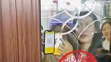 新郎接亲的时候给红包还不行，必须扫码