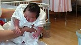 护士给刚出生的宝宝拍嗝，宝宝充满好奇的眼神太可爱了！