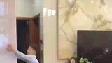 男孩表演徒手爬墙惊呆妈妈
