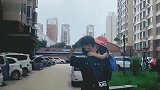 突然感觉抱着小妹妹的大哥哥才是最帅的，你有同感吗！