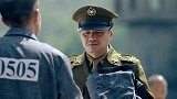 监狱军官想杀何辅堂，监狱老大虎爷出言警告，军官只好不敢动他