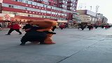 小姐姐这样当街抱起小熊转圈，看完我服气了，网友不愧是女汉子