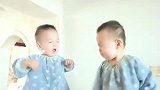 双胞胎兄弟俩，一言不合就开仗，亲妈都拦不住，看完忍不住笑了