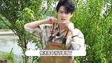48岁知名男演员下田割麦养蟹，动作专业娴熟还懂行情，本人自曝很享受