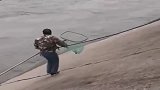 这样的捕鱼方式，还是第一次见，看来大叔是个高手