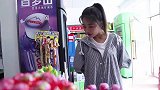 一次抓中两个棒棒糖就双倍送，美女让老板赔了惨