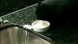 小黑猫舌头构造不太一样，洒的比喝的还多