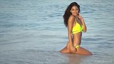 海水中大秀性感身材！体育画报热辣写真来袭 微胖超模美极了