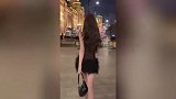 红裙配吊带，性感天花板