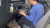 这方向盘得有多烫手