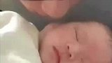 爸爸偷偷亲刚出生9天的女儿，女儿不耐烦地翻白眼爸爸愣住