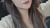 这位小姐姐太美了，长发飘飘，她手上戴着的是什么呢