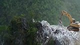 这是现实中的愚公移山。建筑工人在青山环绕的峭壁上工作，光看着就让人腿软