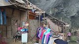 深山洞里面住着几户人家，不愿搬出去，世外桃源一般