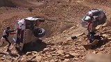达喀尔拉力赛上演惊险一幕 一丰田海拉克斯撞岩石断轴翻车