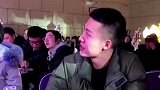 姐弟情深，弟弟参加婚礼台下笑着抹泪