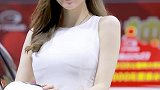 车展偶遇“迪丽热巴”小姐姐双眸动人美的很混血