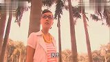 游乐拿出武器让小蓝的头发变的特别乱，游乐笑坏了