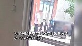 女子疑带娃送外卖进小区被拦后下跪，物业：小区人车分流，她强闯