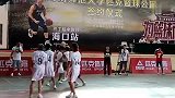 篮球-13年-中国行：巴丁格中国行与球迷3V3 飞身灌篮尴尬扣飞-新闻