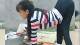 农村女孩靠爬行走路，让人心酸泪目，长得很美！