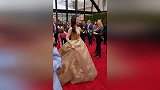 刘亦菲现身《花木兰》首映红毯穿金礼服美艳动人