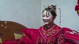安徽农村一姑娘出嫁，爸爸背着她出门了，上车了好不舍