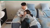 媳妇，你都多大的人了，咋还是这么黏人啊