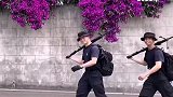 当特警训练路上遇见美景，有活力更有朝气