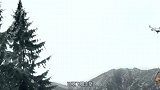 当无人机装上机械臂，立马变身飞行机器人，轻松夹起椅子