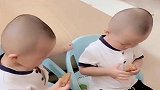 双胞胎弟弟把吃的给哥哥吃，接下来竟向妈妈“告状”，太扎心了