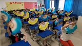 老师教学生“律动舞蹈”，舞姿活泼霸气十足，同学们玩得不亦乐乎