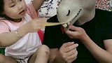 向往的童趣：爸爸身上好多玩具呀