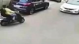 两男子骑摩托欲抢劫轿车，没想到差点搭上了小命！