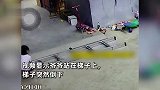 爷爷踩倒梯子悬挂空中，孙女费力扶起梯子，大声呼喊邻居救下爷爷