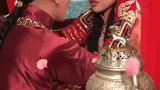 拍接吻的戏，周围的人太多了，女演员脸都红了