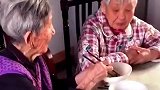 伟大母爱！104岁老母亲照顾84岁痴呆女儿