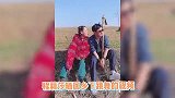 程莉莎夫妇田间跳舞，穿大棉袄扛锄头接地气，郭晓东紧盯爱妻好甜