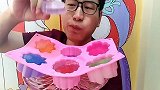吃货吃空心冰，眼镜小哥哥吃月饼形状的空心彩色冰块