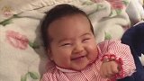3个月宝宝睡醒看到妈妈笑得眼睛像月亮，挑眉说话的模样萌翻！