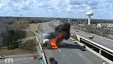 美国一货车被轿车冲撞后撞上立交桥护栏起火，车内两人成功逃离