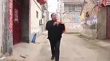 父亲打工几年，回家被儿子儿媳赶出门，谁知父亲是董事长