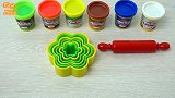 拿出彩色橡皮泥，用模具压出彩色的花朵，边动手边学习认识颜色
