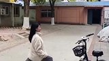 与车共舞优雅永不过时，就是怕车轱辘把头发给卷了