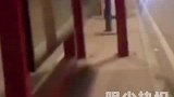 男子公交站牌叫嚣私家车司机有本事撞我，被撞后大呼救命