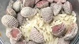 这个虫是名牌口红的必备原料