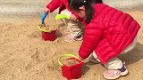 双胞胎姐妹花，看他们自得其乐的玩沙子，这一幕真温馨